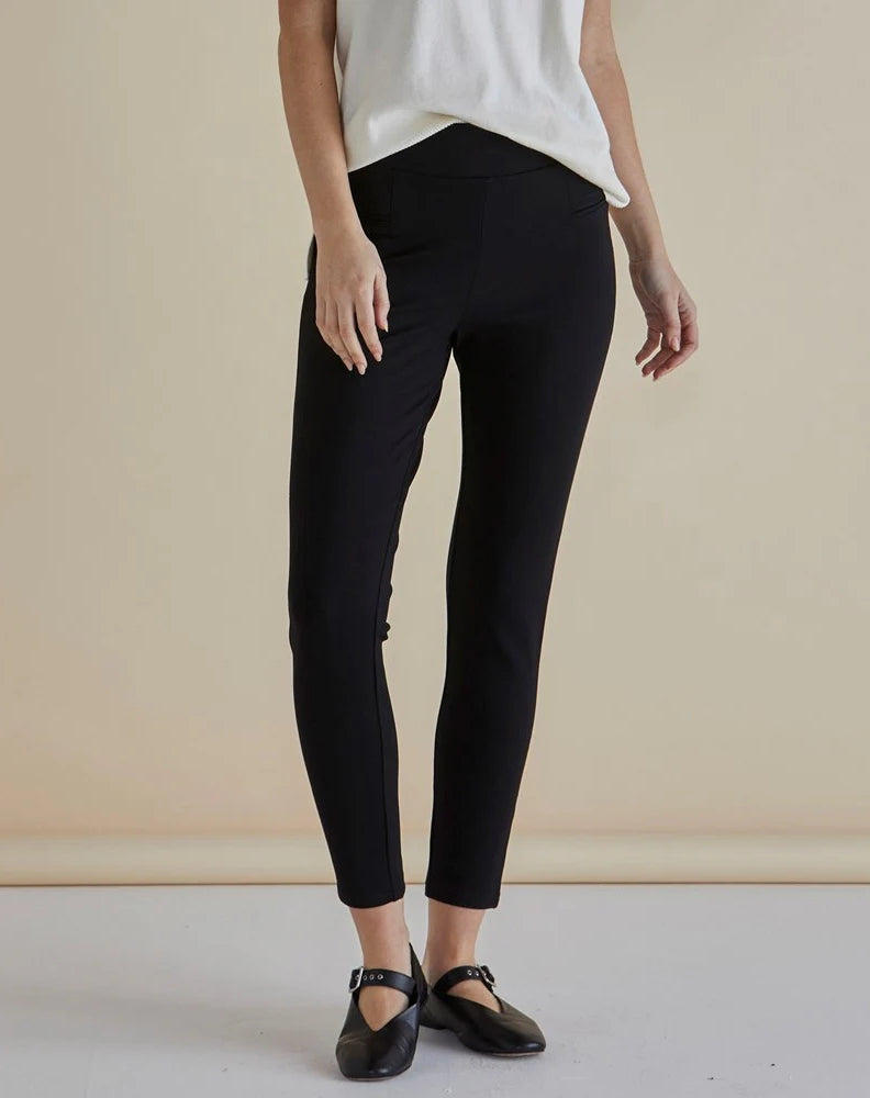 Betty-Basic-Gwen-Ponte-Leggings-Black-Front